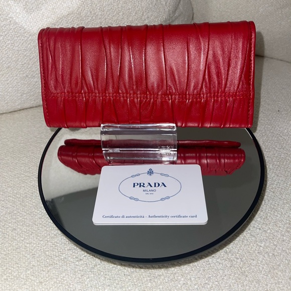 Prada Red Nappa Gaufre
Leather Continental
Wallet - Picture 4 of 9
